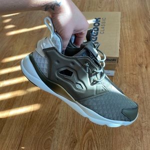 *worn once* Reebok sneakers - olive green ✨